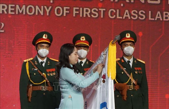 Trong ảnh: Phó Chủ tịch nước Võ Thị Ánh Xuân gắn Huân chương Lao động hạng Nhất lên lá cờ truyền thống của Tập đoàn CT Group. Ảnh: Anh Tuấn - TTXVN