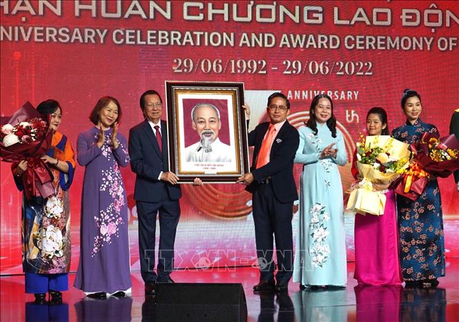 Trong ảnh: Phó Chủ tịch nước Võ Thị Ánh Xuân tặng quà lưu niệm cho lãnh đạo Tập đoàn CT Group. Ảnh: Anh Tuấn - TTXVN