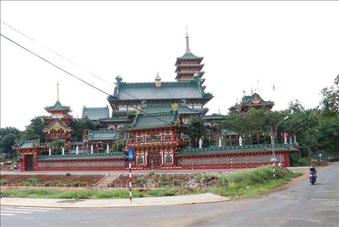 The pagoda is located in the heart of the city on a gentle hill on Nguyen Viet Xuan Street. It has a unique, Japanese and Chinese-style architecture with exquisite carvings and a beautiful green campus, creating a peaceful space.. VNA Photo: Hồng Điệp