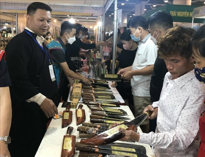 Trong ảnh: Sản phẩm dao, công cụ sản xuất nông nghiệp của Cao Bằng được nhiều bạn hàng ưa thích. Ảnh: TTXVN phát