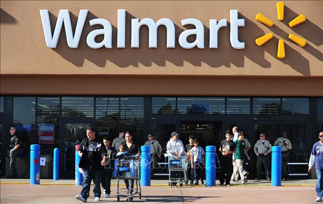 Trong ảnh: Cửa hàng của  tập đoàn bán lẻ Walmart  ở Paramount, California, Mỹ. Ảnh: AFP/TTXVN