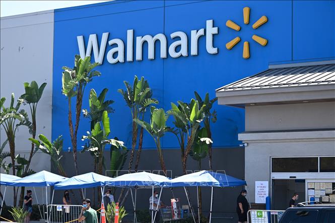 Trong ảnh: Cửa hàng của  tập đoàn bán lẻ Walmart  ở Burbank, California, Mỹ. Ảnh: AFP/TTXVN