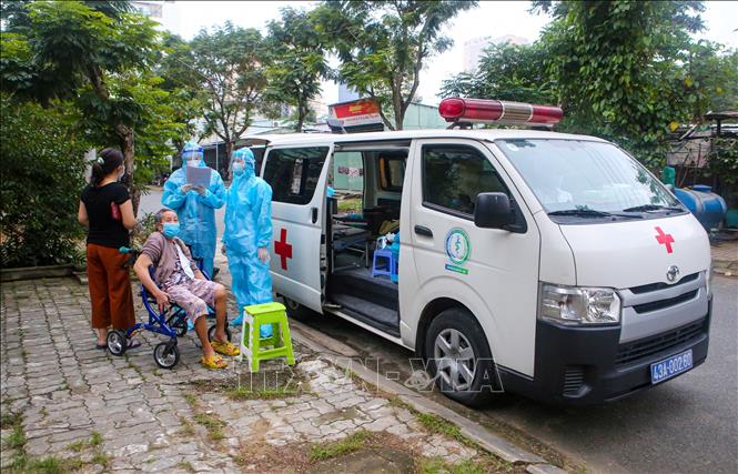 Trong ảnh: Đội y tế lưu động đến tận nhà để tiêm vaccine phòng COVID-19 cho cho người lớn tuổi có bệnh lý nền tại quận Sơn Trà (Đà Nẵng). Ảnh: Trần Lê Lâm – TTXVN

