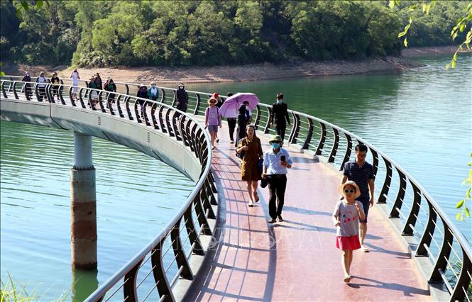 Trong ảnh: Du khách tham quan Hồ Kẻ Gỗ. Ảnh: Công Tường - TTXVN  	