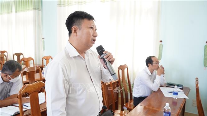 Đại diện Sở Kế hoạch và Đầu tư tỉnh Tây Ninh giải trình thêm các số liệu phản ánh tình hình kinh tế - xã hội tại buổi họp báo. Ảnh: TTXVN phát