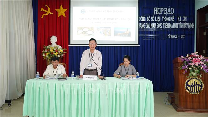 Ông Nguyễn Đình Bửu Quang, Cục trưởng Cục thống kê tỉnh Tây Ninh phát biểu thông tin tình hình kinh tế - xã hội của Tây Ninh 6 tháng đầu năm 2022. Ảnh: TTXVN phát