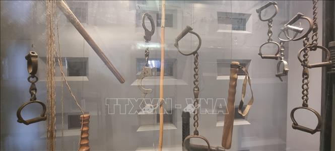 Trong ảnh: Các dụng cụ dùng để tra tấn các tù nhân nam da màu và da đen tại khu trại giam Số Bốn. Ảnh: Hồng Minh - phóng viên TTXVN tại Nam Phi
