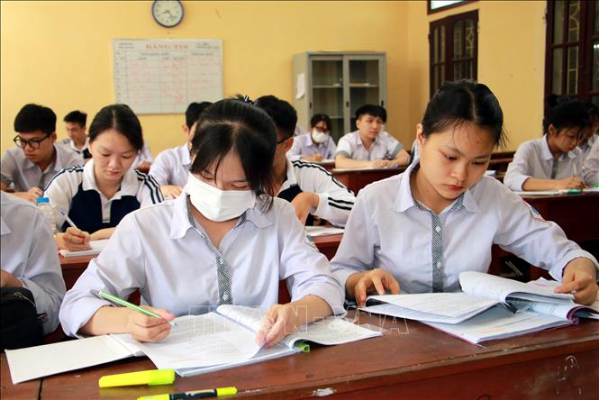 Trong ảnh: Học sinh lớp 12 Trường THPT Trần Văn Lan (huyện Mỹ Lộc, tỉnh Nam Định) ôn tập chuẩn bị bước vào Kỳ thi tốt nghiệp THPT năm 2022. Ảnh: Văn Đạt - TTXVN