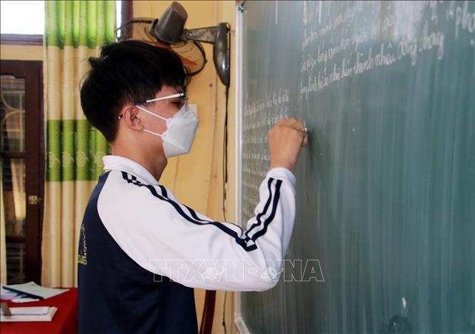 Trong ảnh: Học sinh lớp 12 Trường THPT Trần Văn Lan (huyện Mỹ Lộc, tỉnh Nam Định) ôn tập chuẩn bị bước vào Kỳ thi tốt nghiệp THPT năm 2022. Ảnh: Văn Đạt - TTXVN