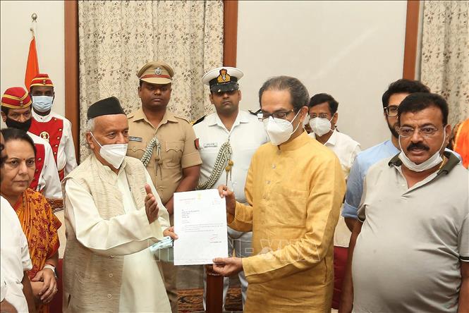 Trong ảnh: Thống đốc bang Maharashtra của Ấn Độ Bhagat Singh Koshiyari (thứ 2, trái) tiếp nhận thư từ chức của Thủ hiến Uddhav Thackeray tại Mumbai ngày 29/6/2022. Ảnh: AFP/ TTXVN
