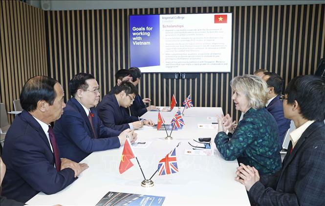 Chủ tịch Quốc hội Vương Đình Huệ làm việc với GS. Maggie Dallman, Phó Hiệu trưởng Trường Imperial College London. Ảnh: Doãn Tấn - TTXVN