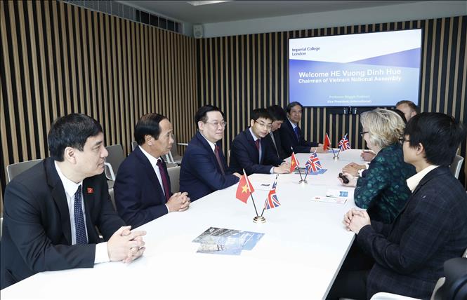 Chủ tịch Quốc hội Vương Đình Huệ làm việc với GS. Maggie Dallman, Phó Hiệu trưởng Trường Imperial College London. Ảnh: Doãn Tấn - TTXVN