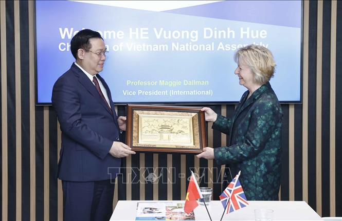 Chủ tịch Quốc hội Vương Đình Huệ tặng quà lưu niệm cho GS. Maggie Dallman, Phó Hiệu trưởng Trường Imperial College London. Ảnh: Doãn Tấn - TTXVN