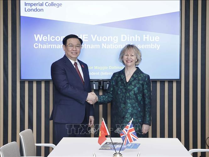 Chủ tịch Quốc hội Vương Đình Huệ và GS. Maggie Dallman, Phó Hiệu trưởng Imperial College London. Ảnh: Doãn Tấn - TTXVN