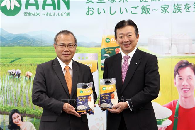 Đại sứ Vũ Hồng Nam (trái) và ông Hisanobu Watanabe, Chủ tịch Ngân hàng Kiraboshi, tại sự kiện ra mắt gạo ST25 ở Tokyo. Ảnh: Đào Thanh Tùng/Phóng viên TTXVN tại Tokyo