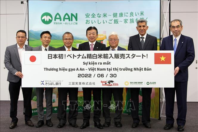 Đại sứ Vũ Hồng Nam (thứ ba trái sang) chụp ảnh cùng đại diện nhà sản xuất, đơn vị nhập khẩu và đơn vị phân phối gạo ST25. Ảnh: Đào Thanh Tùng/Phóng viên TTXVN tại Tokyo