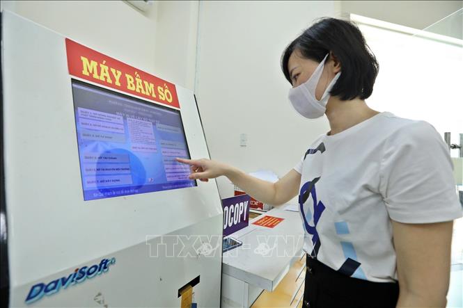 Hoạt động giao dịch các lĩnh vực tại Trung tâm hành chính công tỉnh Kiên Giang, cơ sở dữ liệu được tích hợp và giám sát tại IOC tỉnh Kiên Giang. Ảnh: Minh Quyết - TTXVN