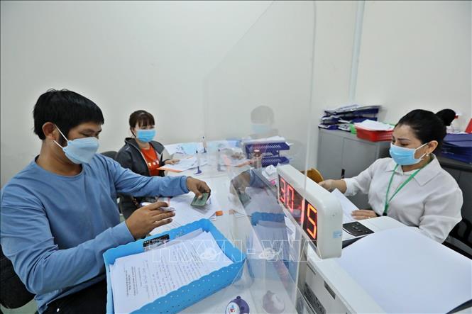 Hoạt động giao dịch các lĩnh vực tại Trung tâm hành chính công tỉnh Kiên Giang, cơ sở dữ liệu được tích hợp và giám sát tại IOC tỉnh Kiên Giang. Ảnh: Minh Quyết - TTXVN