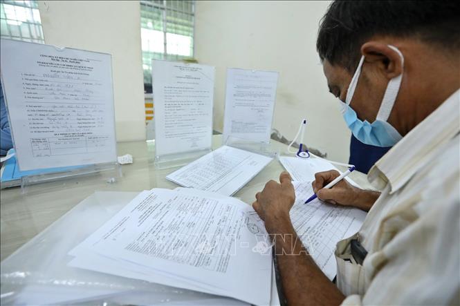 Hoạt động giao dịch các lĩnh vực tại Trung tâm hành chính công tỉnh Kiên Giang, cơ sở dữ liệu được tích hợp và giám sát tại IOC tỉnh Kiên Giang. Ảnh: Minh Quyết - TTXVN
