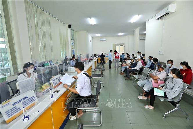 Hoạt động giao dịch các lĩnh vực tại Trung tâm hành chính công tỉnh Kiên Giang, cơ sở dữ liệu được tích hợp và giám sát tại IOC tỉnh Kiên Giang. Ảnh: Minh Quyết - TTXVN
