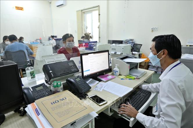 Hoạt động giao dịch các lĩnh vực tại Trung tâm hành chính công tỉnh Kiên Giang, cơ sở dữ liệu được tích hợp và giám sát tại IOC tỉnh Kiên Giang. Ảnh: Minh Quyết - TTXVN