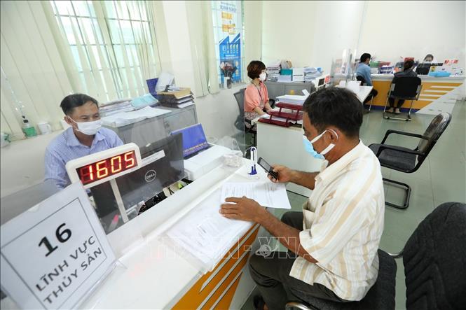 Hoạt động giao dịch các lĩnh vực tại Trung tâm hành chính công tỉnh Kiên Giang, cơ sở dữ liệu được tích hợp và giám sát tại IOC tỉnh Kiên Giang. Ảnh: Minh Quyết - TTXVN