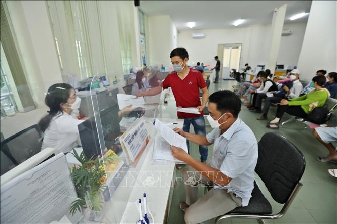 Hoạt động giao dịch các lĩnh vực tại Trung tâm hành chính công tỉnh Kiên Giang, cơ sở dữ liệu được tích hợp và giám sát tại IOC tỉnh Kiên Giang. Ảnh: Minh Quyết - TTXVN