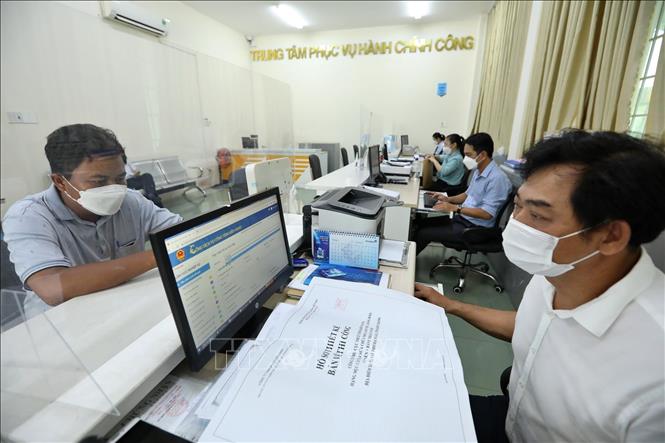 Hoạt động giao dịch các lĩnh vực tại Trung tâm hành chính công tỉnh Kiên Giang, cơ sở dữ liệu được tích hợp và giám sát tại IOC tỉnh Kiên Giang. Ảnh: Minh Quyết - TTXVN