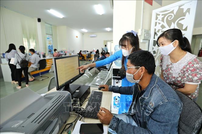 Hoạt động giao dịch các lĩnh vực tại Trung tâm hành chính công tỉnh Kiên Giang, cơ sở dữ liệu được tích hợp và giám sát tại IOC tỉnh Kiên Giang. Ảnh: Minh Quyết - TTXVN