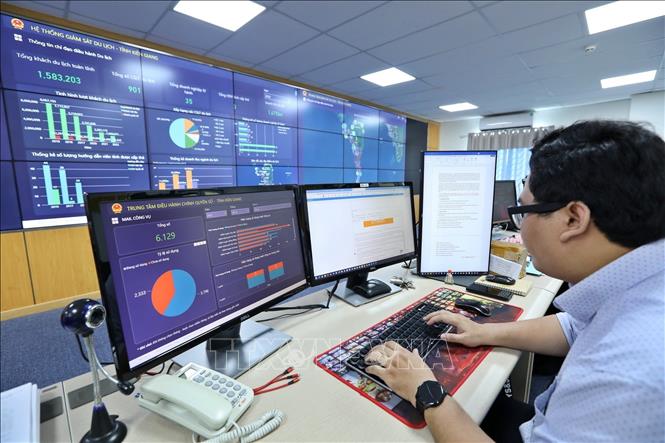 Ngoài phần hạ tầng, phần mềm điều hành, giám sát với 10 chức năng: tình hình kinh tế xã hội của tỉnh, giám sát kết quả thực hiện dịch vụ công, tình hình an toàn giao thông, an ninh, trật tự… IOC Kiên Giang còn được VNPT xây dựng nền tảng (platform) với app (ứng dụng) di động dành cho lãnh đạo tỉnh, qua đó có thể trực tiếp điều hành, xử lý công việc thuộc các lĩnh vực: y tế, giáo dục, an toàn thông tin… Ảnh: Minh Quyết - TTXVN
