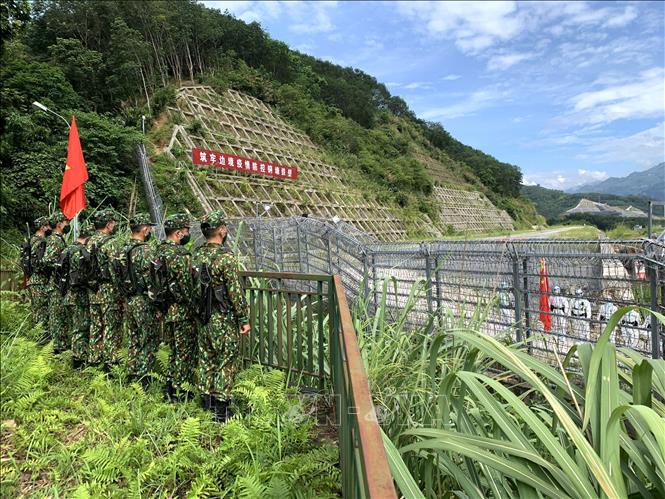 Vietnamese, Chinese border guards hold joint patrols. VNA Photo: Minh Tâm