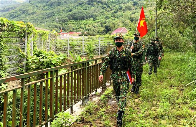 Border guards of Thanh Thuy International border gate during the joint patrols. VNA Photo: Minh Tâm