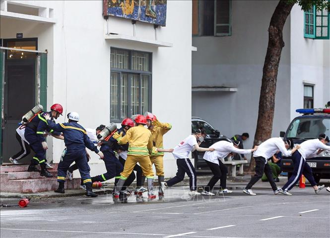 Màn biểu diễn phương án chữa cháy và cứu nạn cứu hộ phối hợp với nhiều lực lượng. Ảnh: Phạm Kiên - TTXVN