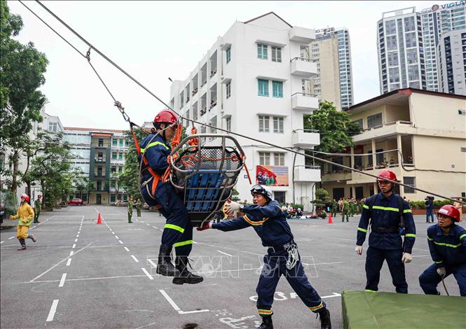 Màn biểu diễn phương án chữa cháy và cứu nạn cứu hộ phối hợp với nhiều lực lượng. Ảnh: Phạm Kiên - TTXVN