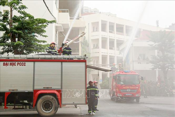 Màn biểu diễn phương án chữa cháy và cứu nạn cứu hộ. Ảnh: Phạm Kiên - TTXVN