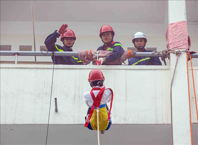 Màn biểu diễn phương án chữa cháy và cứu nạn cứu hộ Ảnh: Phạm Kiên - TTXVN