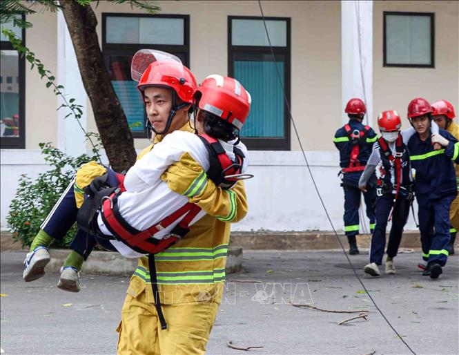 Màn biểu diễn phương án chữa cháy và cứu nạn cứu hộ phối hợp với nhiều lực lượng. Ảnh: Phạm Kiên - TTXVN