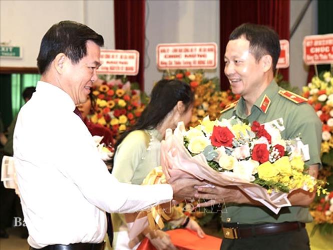 Trong ảnh: Bí thư Tỉnh ủy Đồng Nai Nguyễn Hồng Lĩnh tặng hoa chia tay thiếu tướng Vũ Hồng Văn nhận nhiệm vụ mới. Ảnh: TTXVN phát