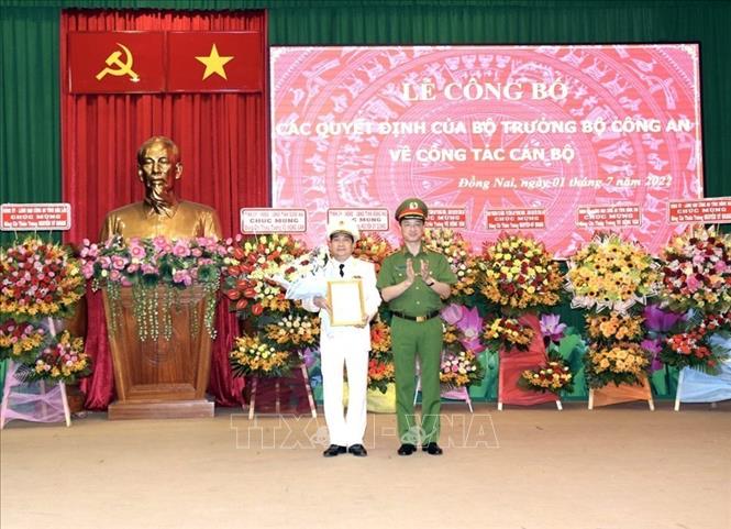 Trong ảnh: Trung tướng Nguyễn Duy Ngọc (phải) trao quyết định điều động, bổ nhiệm thiếu tướng Nguyễn Sỹ Quang làm Giám đốc Công an tỉnh Đồng Nai. Ảnh: TTXVN phát