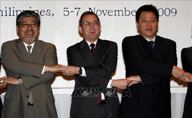 Trong ảnh (tư liệu): Ông Enrique Manalo (trái) lúc là Thứ trưởng Ngoại giao Philippines dự Hội nghị cấp cao Mỹ- Hiệp hội các quốc gia Đông Nam Á (ASEAN) tại Makati, ngoại ô Manila, ngày  7/11/2009. Ảnh: AFP/TTXVN