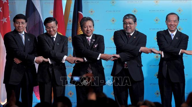Trong ảnh (tư liệu): Ông Enrique Manalo (thứ 2, phải) lúc là Thứ trưởng Ngoại giao Philippines dự Hội nghị Ngoại trưởng Hiệp hội các quốc gia Đông Nam Á (ASEAN) tại Phuket, Thái Lan, ngày 20/7/2009. Ảnh: AFP/TTXVN