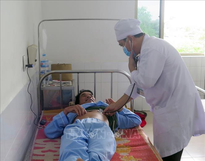 Trong ảnh: Một bệnh nhân sốt xuất huyết vui mừng khi được bác sĩ khám lần cuối để xuất viện. Ảnh: Xuân Triệu – TTXVN                        