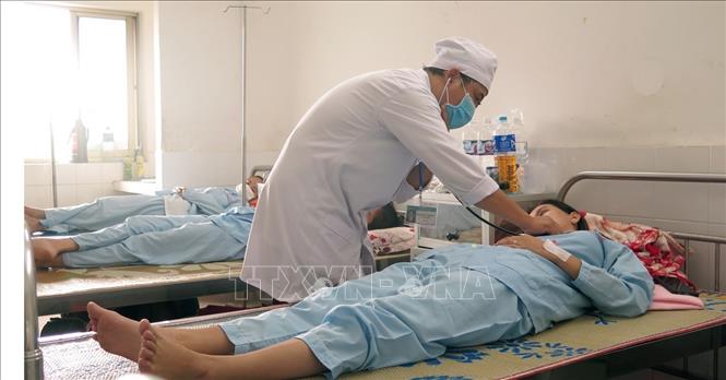 Trong ảnh: Số ca mắc sốt xuất huyết phải nhập viện điều trị ở tỉnh Phú Yên tăng cao. Ảnh: Xuân Triệu – TTXVN     