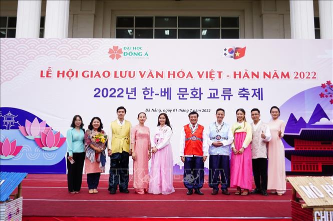 Giao lưu trình diễn trang phục Việt - Hàn tại lễ hội. Ảnh: TTXVN phát 