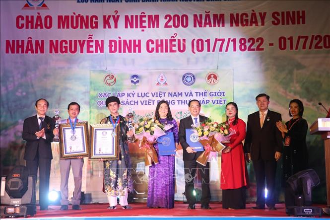 Công bố và trao xác lập kỷ lục Thế giới đối với quyển sách thư pháp “Nguyễn Đình Chiểu thi tuyển”. Ảnh: Chương Đài - TTXVN