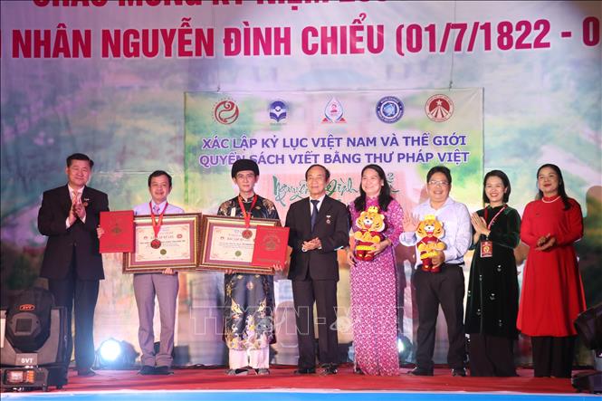 Công bố và trao xác lập kỷ lục Việt Nam đối với quyển sách thư pháp “Nguyễn Đình Chiểu thi tuyển”. Ảnh: Chương Đài - TTXVN