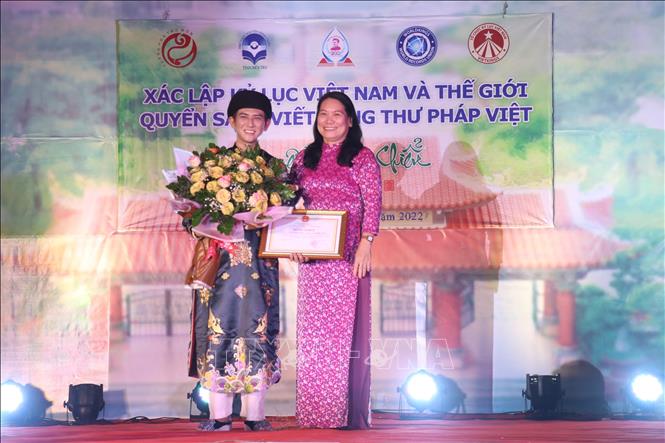 Nghệ nhân Vũ Đăng Học được tặng Bằng khen của Chủ tịch Ủy ban nhân dân tỉnh Bến Tre vì đã hiến tặng hiện vật có giá trị về mặt văn hóa, lịch sử cho Thư viện Nguyễn Đình Chiểu. Ảnh: Chương Đài - TTXVN