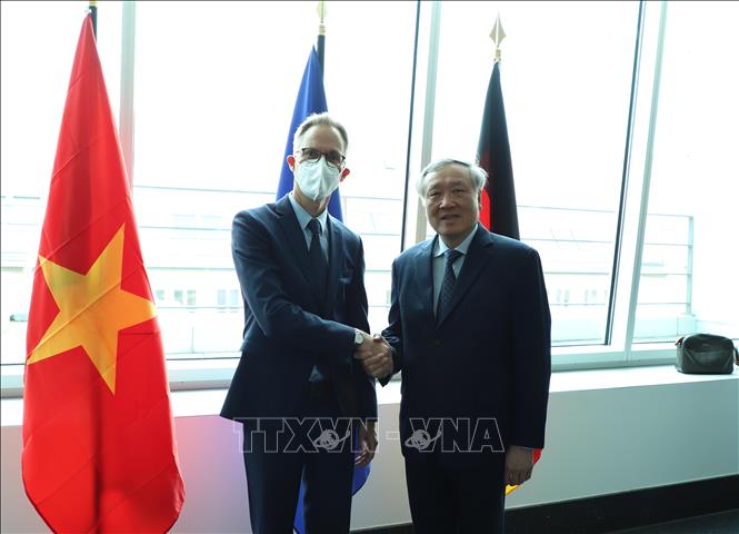 Trong ảnh: Chánh án Tòa án Nhân dân tối cao Nguyễn Hòa Bình và ông Sebastian Bockemühl, Vụ Pháp luật hình sự, Bộ Tư pháp liên bang Đức. Ảnh: Mạnh Hùng - PV TTXVN tại Đức.