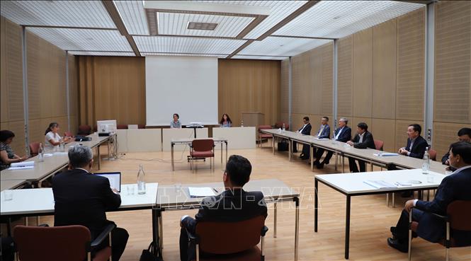 Trong ảnh: Chánh án Tòa án Nhân dân tối cao Nguyễn Hòa Bình làm việc tại Toà Hình sự Berlin. Ảnh: Mạnh Hùng - PV TTXVN tại Đức