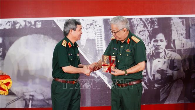 Tổng cục Chính trị Quân đội nhân dân Việt Nam tặng Bảo tàng bộ sách Đại tướng Nguyễn Chí Thanh. Ảnh: Mai Trang - TTXVN